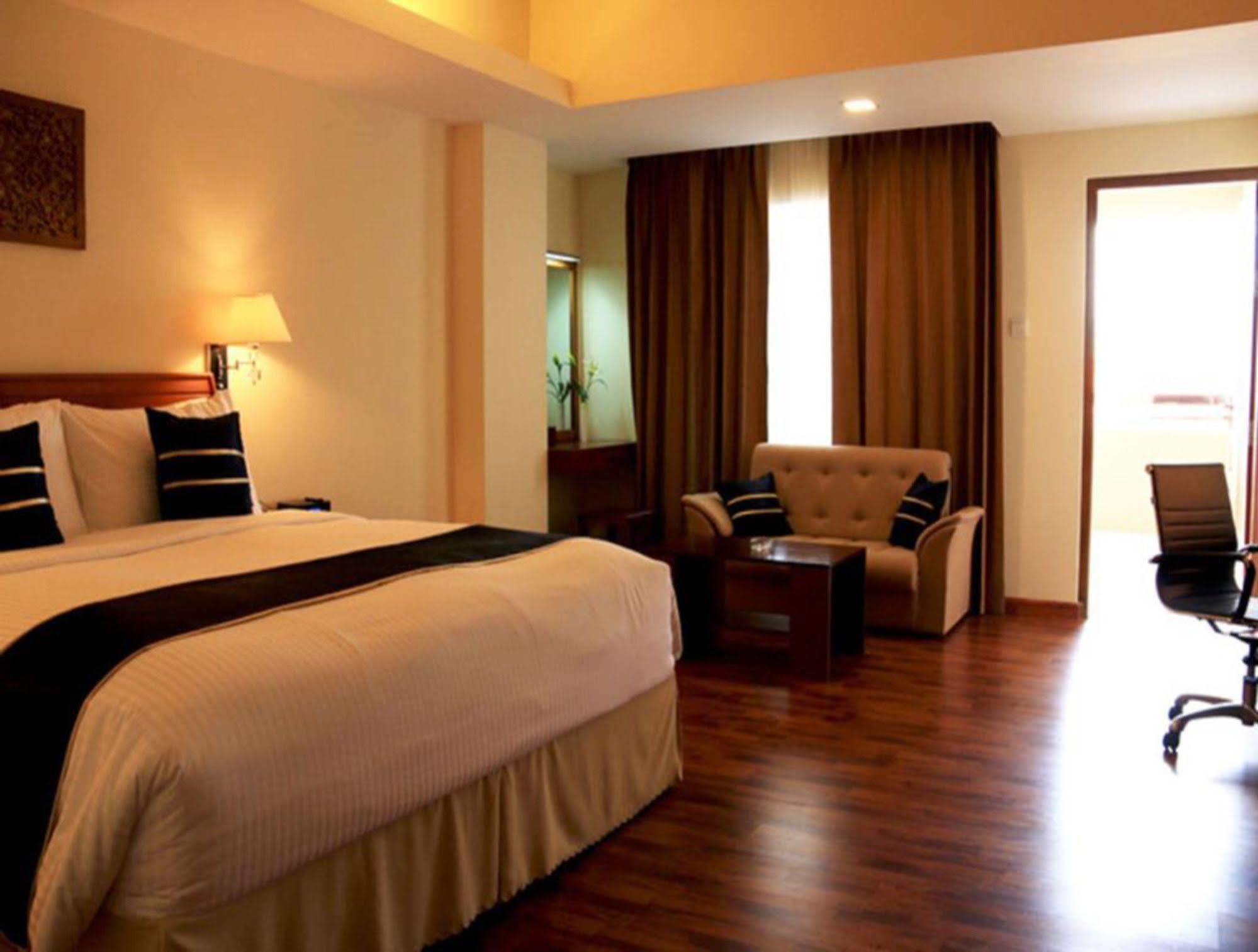 Eastern Palace Hotel Mandalay Buitenkant foto